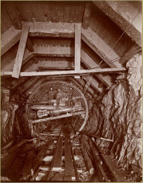 Budování tunelu metra.