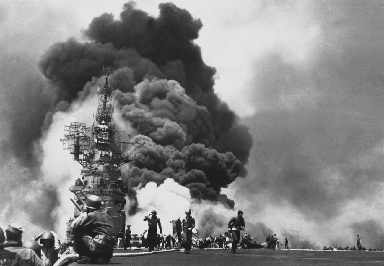 Letadlová loď Námořnictva Spojených států USS Bunker Hill po dvou útocích kamikadze, které následovaly 30 sekund po sobě. Vážně poškozenou loď se podařilo opravit.