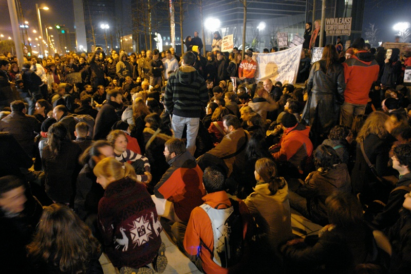 Demonstrace konaná na podporu WikiLeaks. Madrid 2010.