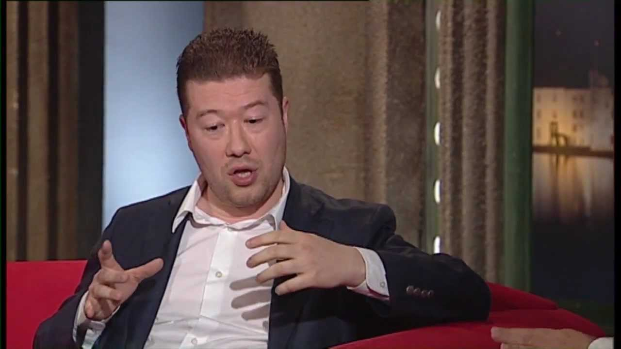 Generál Okamura ukazuje, jak velký problém je černá holčička v reklamě