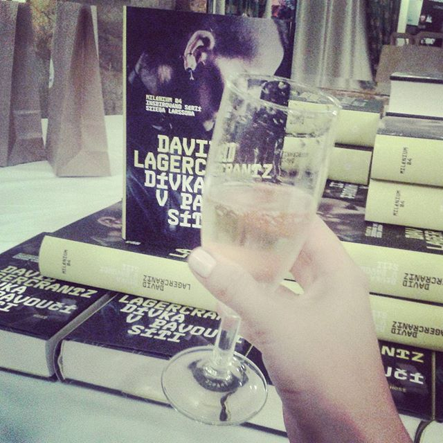 Takovýhle příchod na svět měla Dívka v pavučině v pražské Lucerna kavárně, 26.8. na exkluzivní půlnočním prodeji