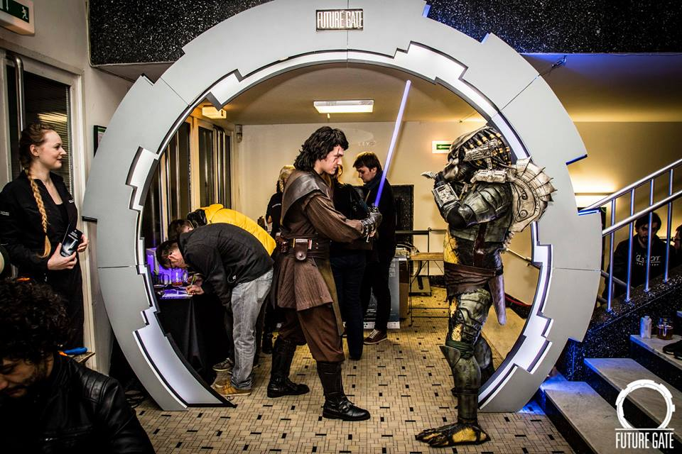 Festival sci-fi filmů Future Gate se doposud konal v letenském Oku, teď se přesouvá do Lucerny. Tématické dekorace a cosplayeři jeho součástí ale zřejmě zůstanou i v centru Prahy.