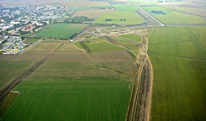 Pokud Zlínský kraj dá svolení, křeček polní by měl v budoucnu žít zde, v okolí průmyslové zóny Holešova. Chudák.