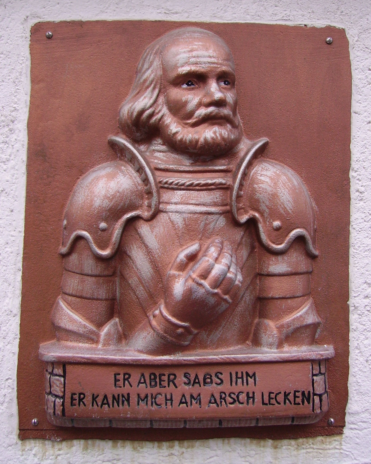 V originále Götz posílá poručíka lízat nikolv prdel, ale lízat v ní. To je zásadní rozdíl!
