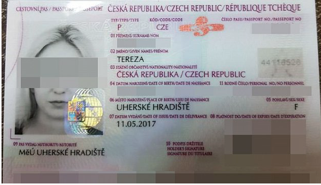 Fotku pasu zadržené pašeračky drog zveřejnila pákistánská média nerozrastrovanou, se všemi osobními údaji. Takhle ji v zájmu ochrany osobních dat upravili až čeští novináři.