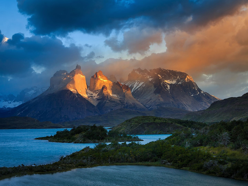 "Cuernos del Paine září v ranním světle v divokém národním parku Tores del Paine. Kdysi bylo oblíbeným místem několika horolezců, dnes park ročně přitáhne tisíce návštěvníků."