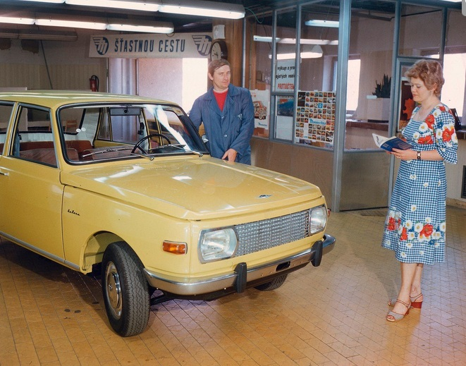 Symboly socialismu: automobil Wartburg, trvalá a šaty z dederonu (1982)