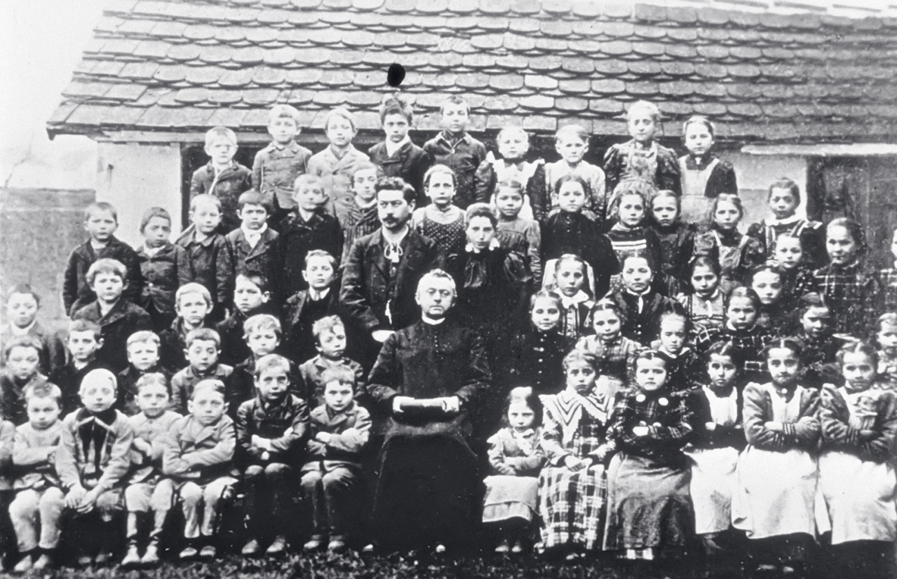 Třetí zleva ve spodní řadě