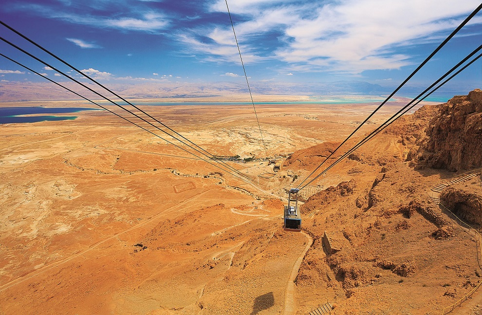 Masada. Nahoru ideálně lanovkou, dolů pěšky tzv. hadí stezkou. 