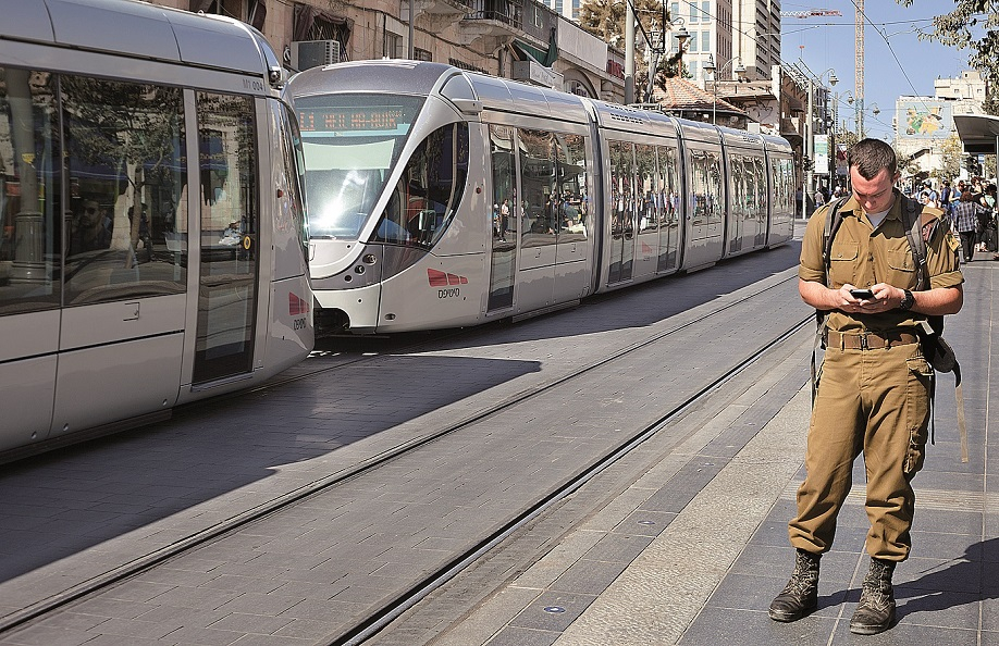Moderní tramvaj na ulici Ben Jehuda v Jeruzalémě. 