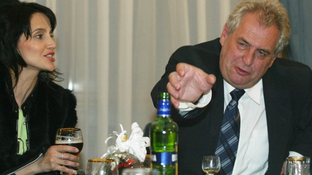 Říká se, že někteří lidé dokáží přechlastat i vlastní smrt. Zemanova 13 let stará fotografie s Lucií Bílou je toho důkazem.