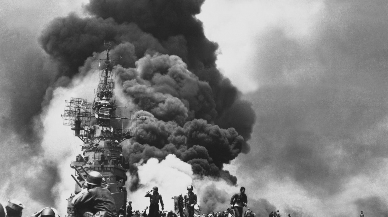 Letadlová loď Námořnictva Spojených států USS Bunker Hill po dvou útocích kamikadze, které následovaly 30 sekund po sobě. Vážně poškozenou loď se podařilo opravit.