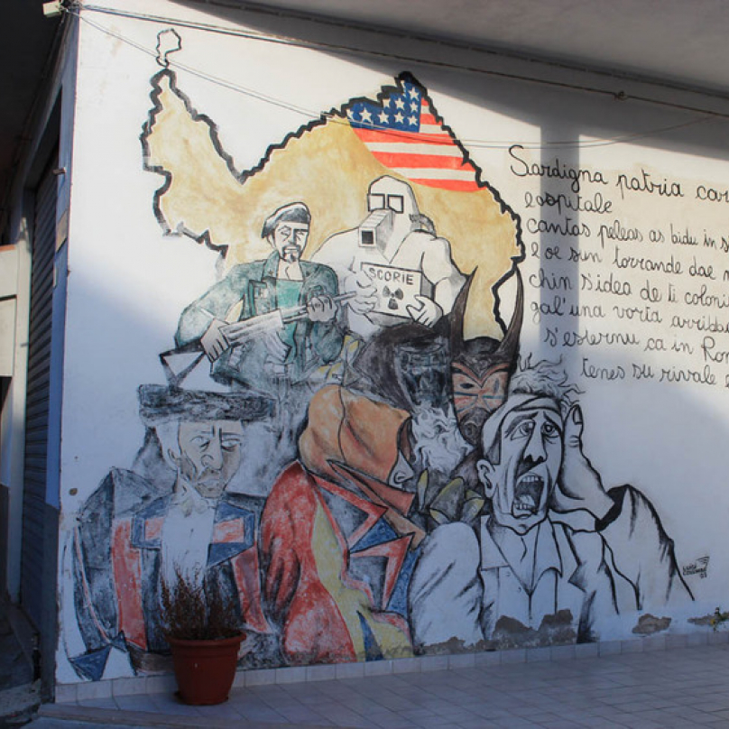 Sardinie, vlast naše drahá.Tahle malba symbolizuje odpor proti všem: Římu, Americe, kolonizátorům, zbraním. Doprovodný text je v sardštině, jazyku, který se nejvíce blíží tzv. vulgární latině. Od roku 1997 je chráněn zákonem jako součást sardinské kultury