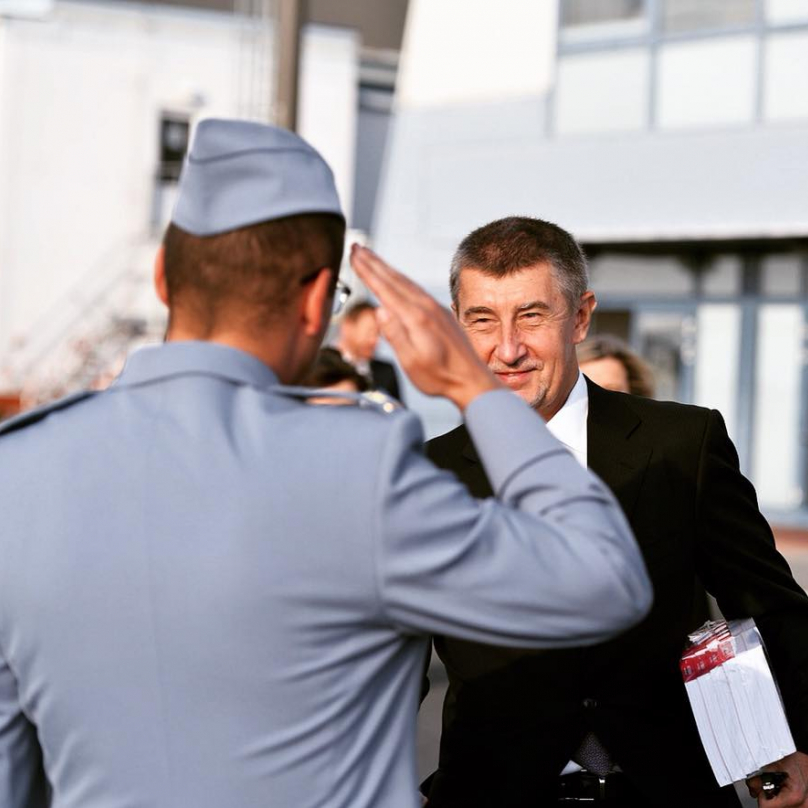 Na letišti v Thaisku se Babiš osm hodin fotil s různými lidmy na svůj facebook