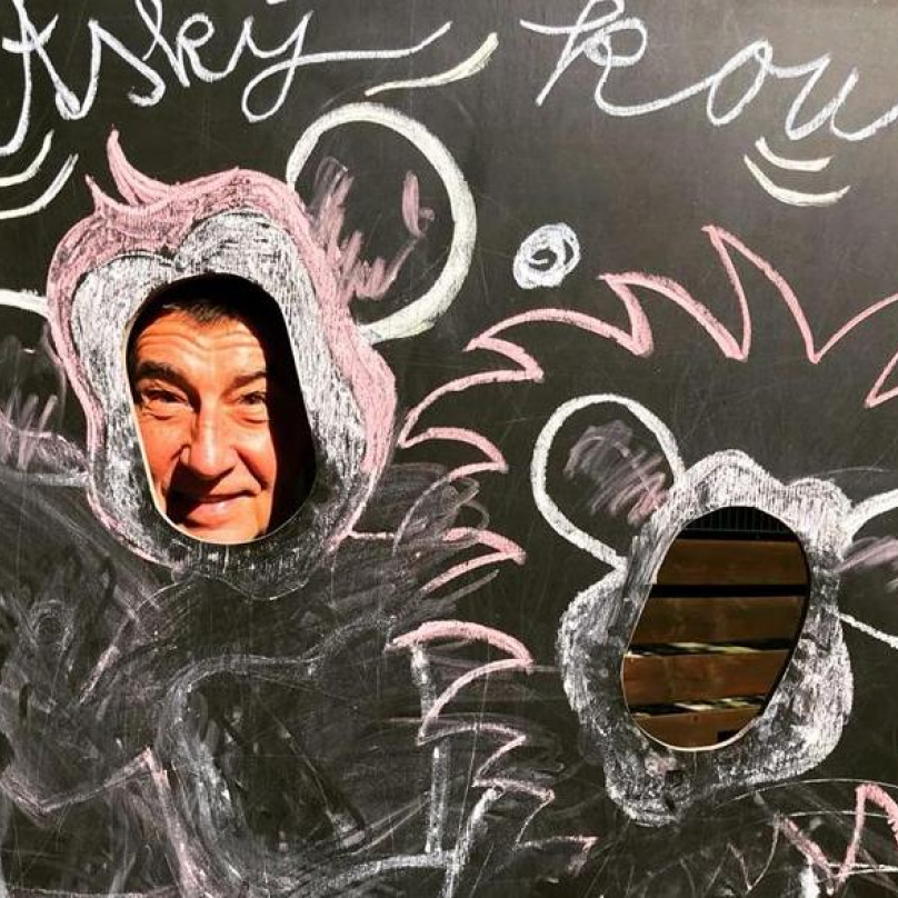 Andrej Babiš se rozhodl otěhotnět.
