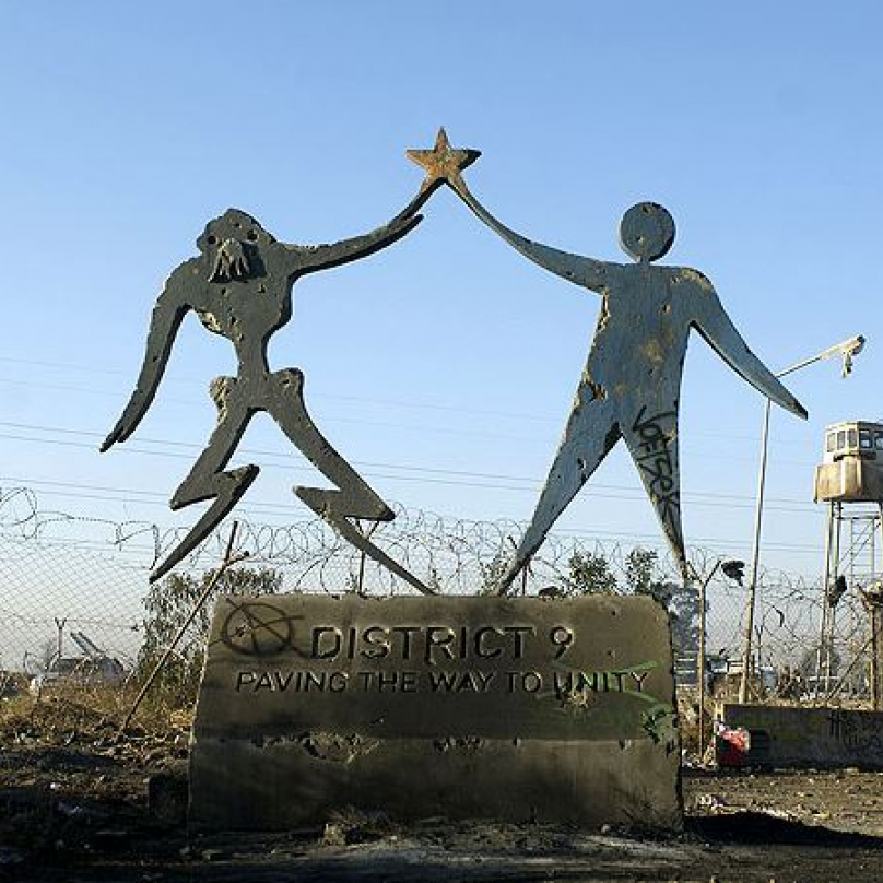 District 9 – je zcela netypický snímek s mimozemskou tématikou. Po prvním kontaktu s mimozemskou civilizací lidé očekávali bitvu o přežití, ale v tomto snímku jsou mimozemšťané uprchlíci z vlastní planety, kteří na Zemi našli azyl.