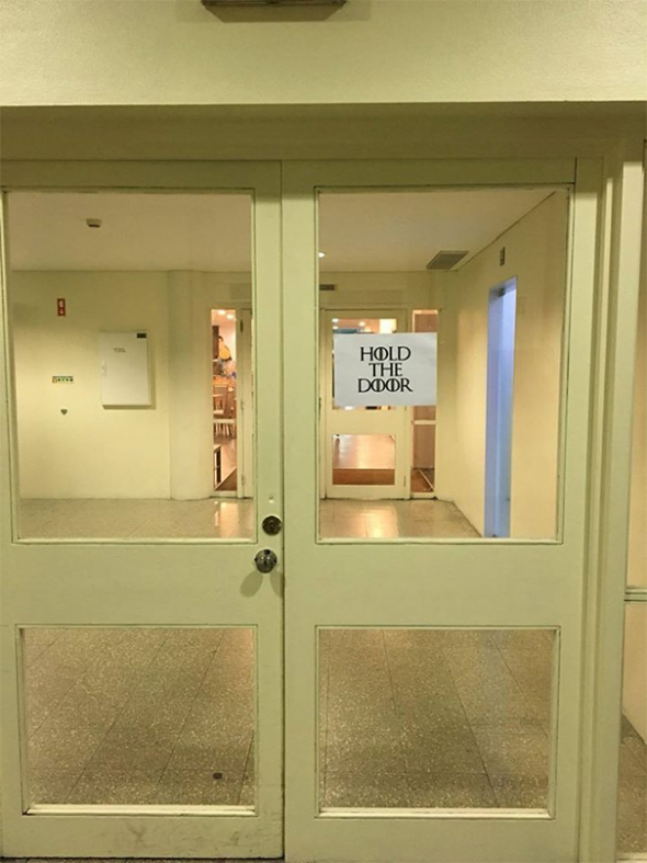 3. Prosíme: Hold The Door! 