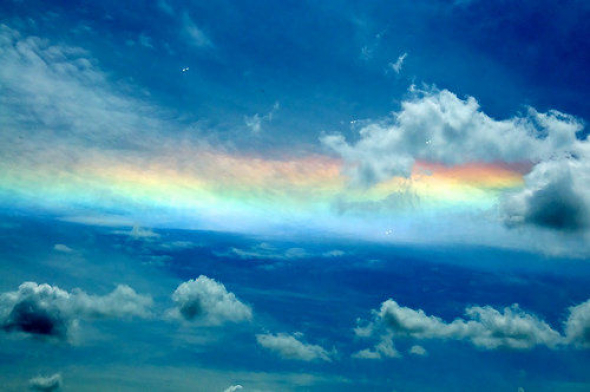 Ohnivá duha - světelný kruh vytvořený kolem fragmentovaných mraků